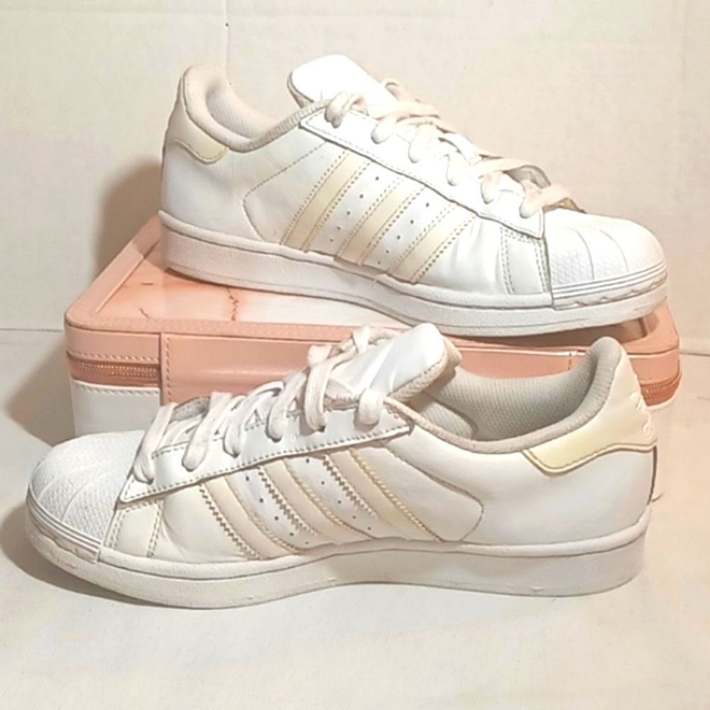 Adidas Superstar White Low Top Shell Toe Sneakers Women's size 7 Men's …